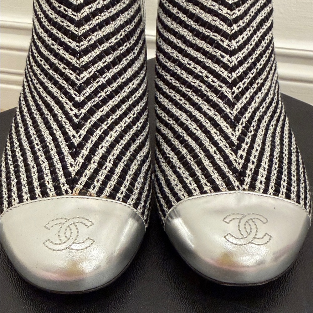 CHANEL Tweed & Silver Cap-Toe Ankle Boots – NEW WITH TAGS – Size 37.5/7,5US - Picture 5 of 10